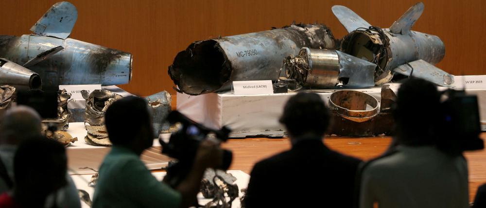 Saudi-Arabien zeigte präsentiert die Überreste der Drohnen auf einer Pressekonferenz in Riad.