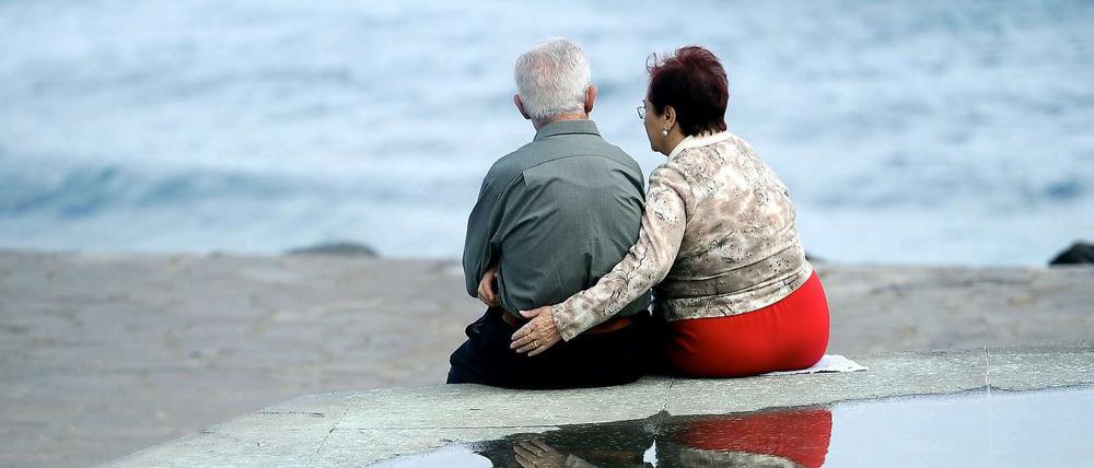 Die schönen Seiten des Ruhestands: Ein Rentnerpaar am Strand.