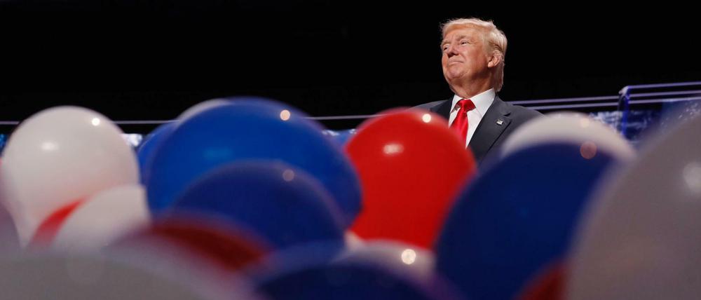 Aufgeblasene Ballons vor dem Präsidentschaftskandidaten der Republikaner, Donald Trump