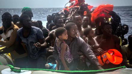 Flüchtlinge aus Nordafrika vor der libyschen Küste kurz vor ihrer Rettung durch die spanische NGO „Proactiva Open Arms“ Ende Juli.