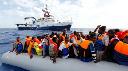 Flüchtlinge auf einem Schlauchboot vor der italienischen Insel Lampedusa.
