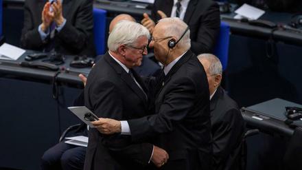 Nach der Rede. Israels Präsident Reuven Rivlin (rechts) umarmt den deutschen Bundespräsidenten Frank-Walter Steinmeier.