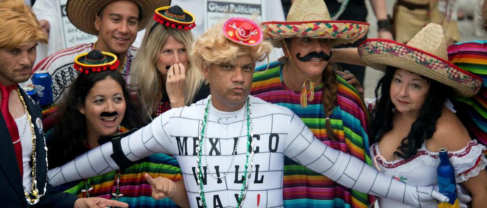 Key West in Florida im Oktober 2016: Während einer Maskenparade spielen Mexikaner, Schwule und Lesben die Mauer nach, die Donald Trump an der Grenze zu Mexiko bauen will.