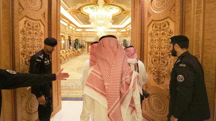 Mitglieder des saudischen Königshauses im Königspalast in Riad. Politik macht Saudi-Arabien vor allem mit Hilfe seiner enormen Geldmittel. 