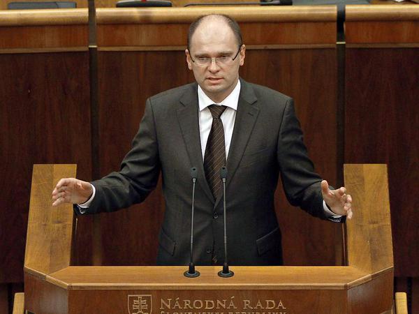 Richard Sulik war früher Parlamentspräsident. Bei den letzten Wahlen hat seine Partei gerade noch die Fünf-Prozent-Hürde genommen. Das Bild zeigt ihn während der Rede gegen den ESM-Beitrag der Slowakei.