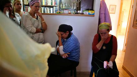 Die Mutter (Mitte) und andere Angehörige trauern um das erstochene 13-jährige Mädchen.