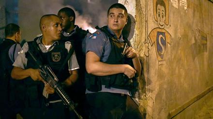 Polizeieinsatz in Rios Armenhaus. Ordnungshüter in einer Favela in der Nähe des berühmten Stadtteils Copacabana.