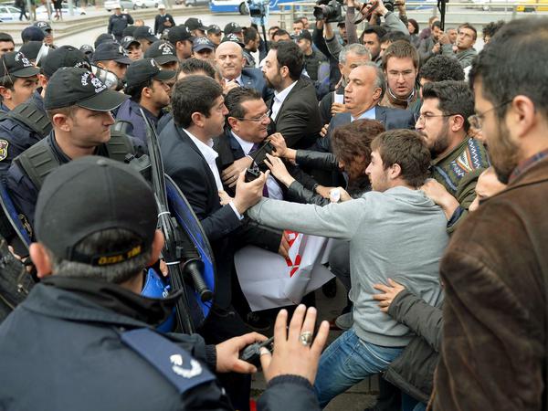 Parlamentspräsident Kahraman musste nach seinem Vorschlag vor Demonstranten geschützt werden.