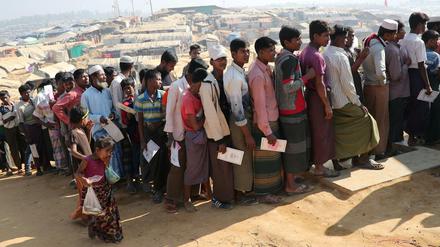 Rohingya-Flüchtlinge warten im Kutupalong-Lager auf Lebensmittel.