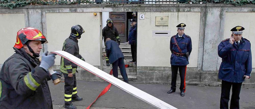 Feuerwehrmänner vor der Botschaft Griechenlands in Rom. 