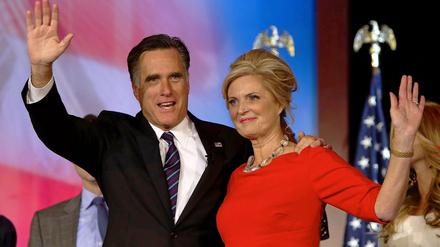 Mitt Romney und Ehefrau Ann winken ihren Anhängern, nachdem Romney seine Niederlage eingestanden hat.