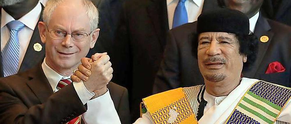 Gute Freunde soll niemand trennen? Auf dem EU-Afrika-Gipfel im vergangenen November hielten die EU, vertreten durch Ratspräsident van Rompuy (l.), und Libyen mit Staatschef Gaddafi (M.) noch Händchen. 