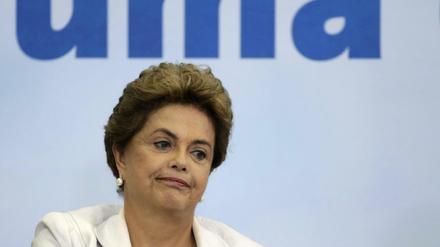 Dilma Rousseff steht unter Druck - die Regierungskoalition ist geplatzt und sie befürchtet einen Staatsstreich.