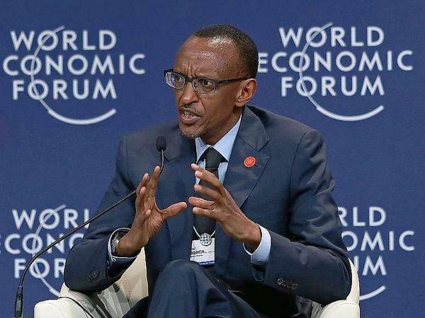 Paul Kagame hat als Chef der Tutsi-Miliz RPF den Völkermord 1994 beendet. Seither ist er der starke Mann in Ruanda. Aktuell absolviert er seine zweite, und nach der Verfassung eigentlich letzte Amtszeit als Präsident. Kagame ist im Westen lange unantastbar gewesen. Zum einen weil die Welt vor dem Völkermord versagt hat, zum anderen, weil seine Entwicklungsorientierung allgemein gelobt wurde, und weil Ruanda wenig Probleme mit Korruption hat. Doch Kagame ist auch ein Unruhestifter in der Region, aber auch auf dem gesamten Kontinent. Seine Vorträge werden von seinen Kollegen oft als arrogant empfunden. Und mit den direkten Nachbarn pflegt Kagame eher kühle Beziehungen. Lediglich mit Uganda verbindet ihn einiges. Dort war Kagame im Exil, hat dem dortigen Präsidenten im Guerilla-Kampf als Geheimdienstchef gedient, und dort hat er seine Rebellen-Armee formiert. 