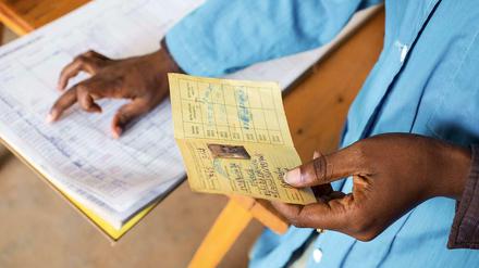 Diese Krankenkassenkarte ist wertvoll. Denn sie garantiert ihrem Besitzer medizinische Behandlung. Ruanda ist das einzige Land Afrikas, das eine fast flächendeckende Krankenversicherung eingeführt hat. Allerdings decken die Einnahmen bisher lediglich 20 bis 40 Prozent der Ausgaben. 