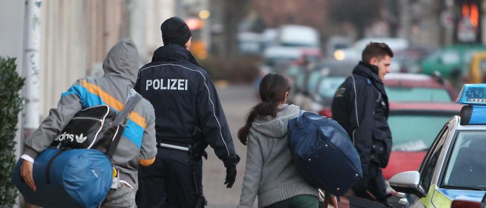 Abgelehnte Asylbewerber werden in Leipzig zum Transport zum Flughafen abgeholt. 