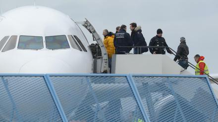 Abgelehnte Asylbewerber besteigen ein Flugzeug am Baden-Airport in Rheinmünster (Baden-Württemberg).