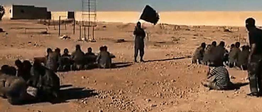Trainingslager: Der Screenshot eines Videos zeigt Kämpfer des "Islamischen Staates" in einem Camp. Der Ort der Aufnahme ist unbekannt.