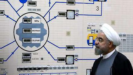 Appell. Präsident Hassan Ruhani rief den Westen zu mehr Kompromissbereitschaft auf. Der Iran wurde mit empfindlichen Wirtschafts-, Finanz- und Rüstungssanktionen belegt. Das Land klagt über hohe Einbußen beim Verkauf von Öl und Gas.
