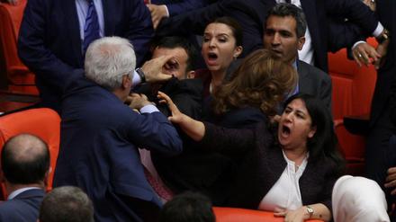 Am Donnerstag kam es im türkischen Parlament in Ankara erneut zu körperlichen Auseinandersetzungen zwischen Abgeordneten der Regierungspartei AKP und der prokurdischen HDP. 