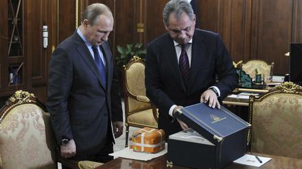 Verteidigungsminister Sergei Shoigu (rechts) übergibt dem russischen Präsidenten Wladimir Putin den Flugschreiber des abgeschossenen Kampfjets.