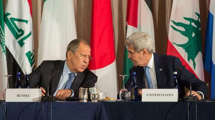 Der Russische Außenminister Sergei Lavrov und der Außenminister der USA, John Kerry. 