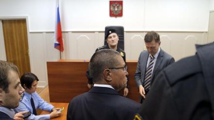 Der mittlerweile entlassene russische Wirtschaftsminister Alexej Uljukajew am Dienstag in einem Moskauer Gerichtssaal. 