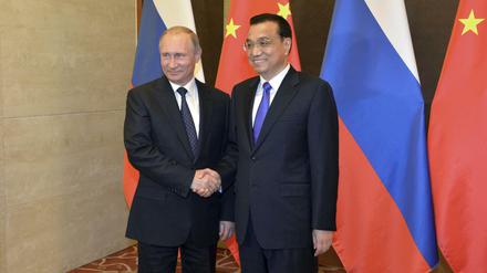 Partner. Der russische Präsident Wladimir Putin und der chinesische Premier Li Keqiang schütteln Hände in Peking.