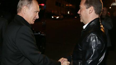 Russlands Präsident Wladimir Putin (links) mit dem Ministerpräsidenten Dmitri Medwedew in der Wahlnacht. Medwedew ist Vorsitzender der Partei "Einiges Russland", die in der neuen Duma mehr als drei Viertel der Sitze erhält. 