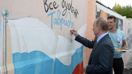 Zeichen setzen. Bei einer Veranstaltung mit Jugendlichen auf der Krim verewigte Outin sich auf einer bemalten Mauer.