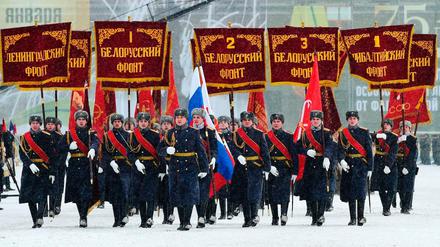 Teil einer Parade in Sankt Petersburg, dem früheren Leningrad, zum Gedenken an das Ende der Blockade