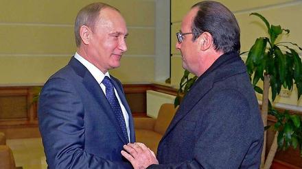 Begegnung am Moskauer Flughafen: Russlands Präsident Wladimir Putin (links) und Frankreichs Staatschef François Hollande.