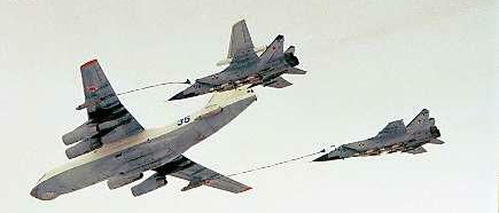 Zwei russische Kampfflugzeuge werden durch ein Tankflugzeug mit Treibstoff versorgt. 