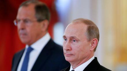 Russlands Präsident Wladimir Putin (vorn) und Außenminister Sergei Lawrow