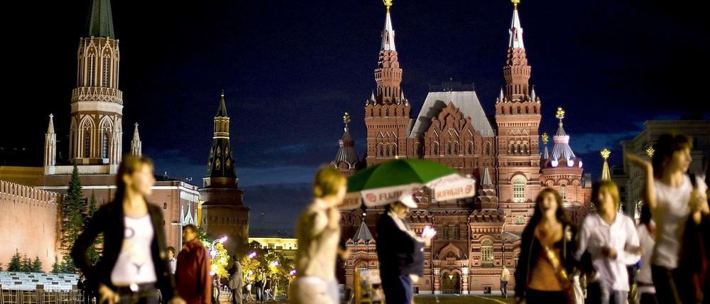 Ein Händler verkauft Andenken vor dem Kreml: Die Wirtschaft muss beim Neustart mit Russland eine große Rolle spielen, sagt unser Gastautor.