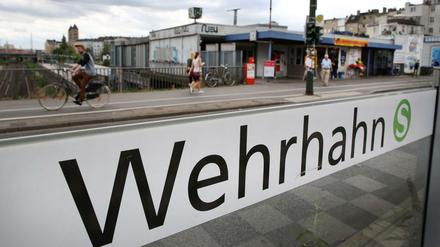 Fast 17 Jahre nach dem Bombenanschlag am Düsseldorfer S-Bahnhof Wehrhahn hat die Polizei einen Verdächtigen festgenommen. 
