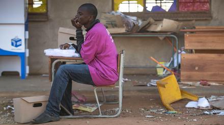 Ein unabhängiger Wahlhelfer wartet auf Wähler in Vuwani, Südafrika