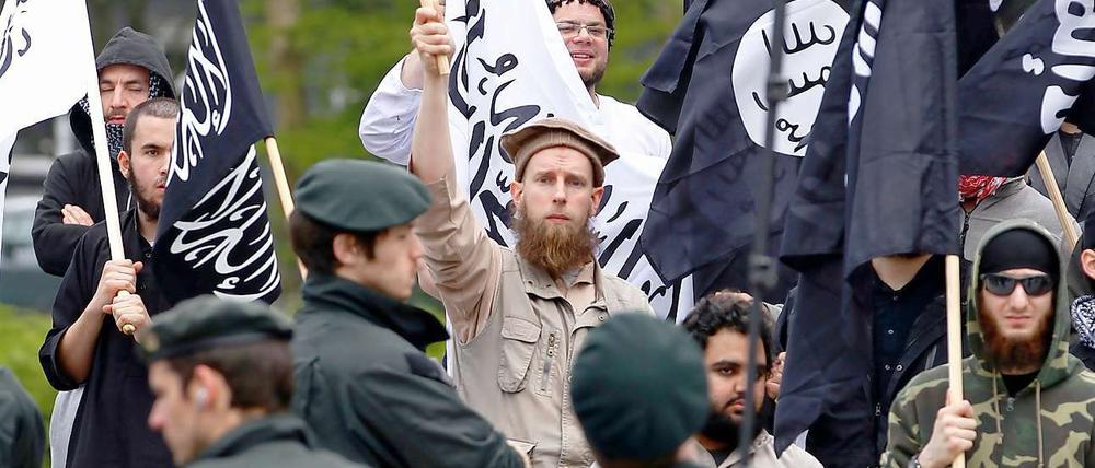 Im Mai demonstrierten Salafisten in Solingen gegen eine Kundgebung der Islam-feindlichen Gruppe Pro Deutschland. Dabei zeigte sich die große Gewaltbereitschaft einiger Salafisten, die ansonsten eine besonders strenge Religionsauslegung wie zu Zeiten des Propheten Mohammed propagieren.