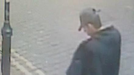 Überwachungsbilder zeigen den Manchester-Attentäter Salman Abedi kurz vor der Tat mit einem blauen Koffer.