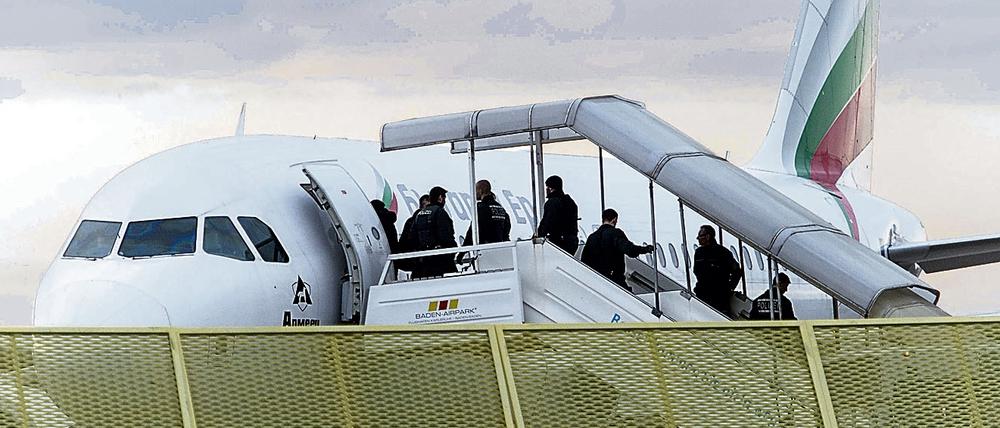 Abgelehnte Asylbewerber steigen auf diesem Archivfoto vom Dezember 2016 am Baden-Airport in Rheinmünster (Baden-Württemberg) im Rahmen einer landesweiten Sammelabschiebung in ein Flugzeug.