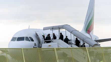Abgelehnte Asylbewerber steigen am Baden-Airport in Rheinmünster im Rahmen einer landesweiten Sammelabschiebung in ein Flugzeug. 
