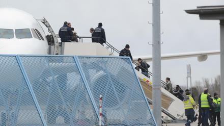 Abgelehnte Asylbewerber steigen .2015 am Baden-Airport in Rheinmünster (Baden-Württemberg) im Rahmen einer landesweiten Sammelabschiebung in ein Flugzeug.