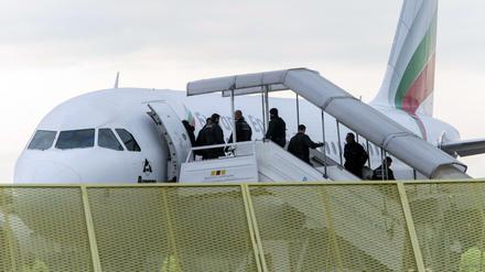 Abgelehnte Asylbewerber steigen am Baden-Airport in Rheinmünster (Baden-Württemberg) in ein Flugzeug.