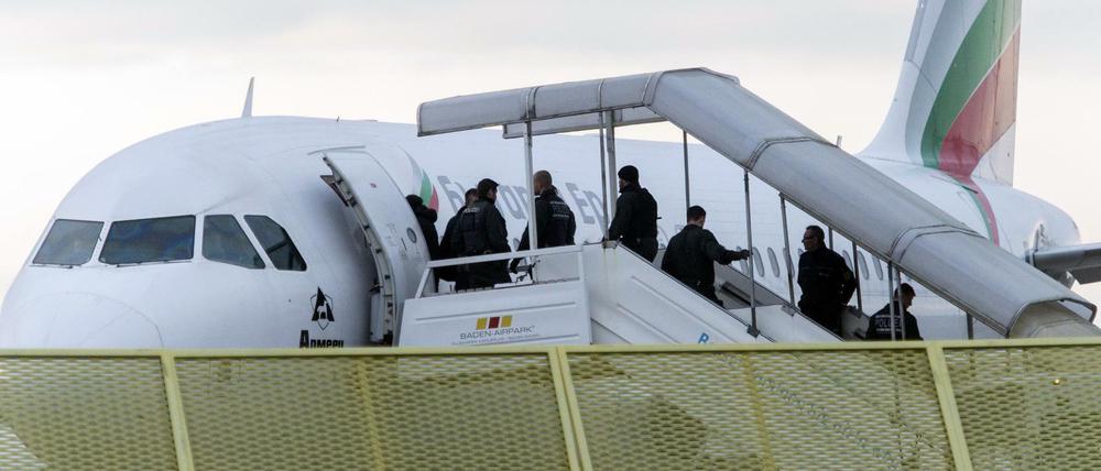 Abgelehnte Asylbewerber steigen am Baden-Airport in Rheinmünster (Baden-Württemberg) in ein Flugzeug.