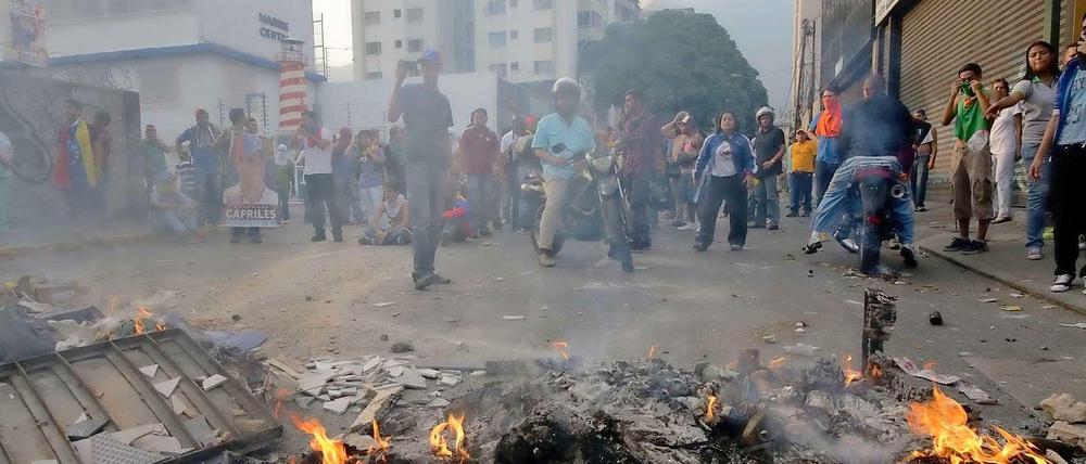 Regimegegner verbrennen Müll auf den Straßen Venezuelas. Sie protestieren gegen die angeblich manipulierte Wahl. 