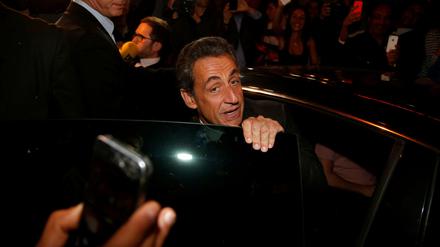 Sarkozy nach der Vernehmung vor einem Pariser Restaurant