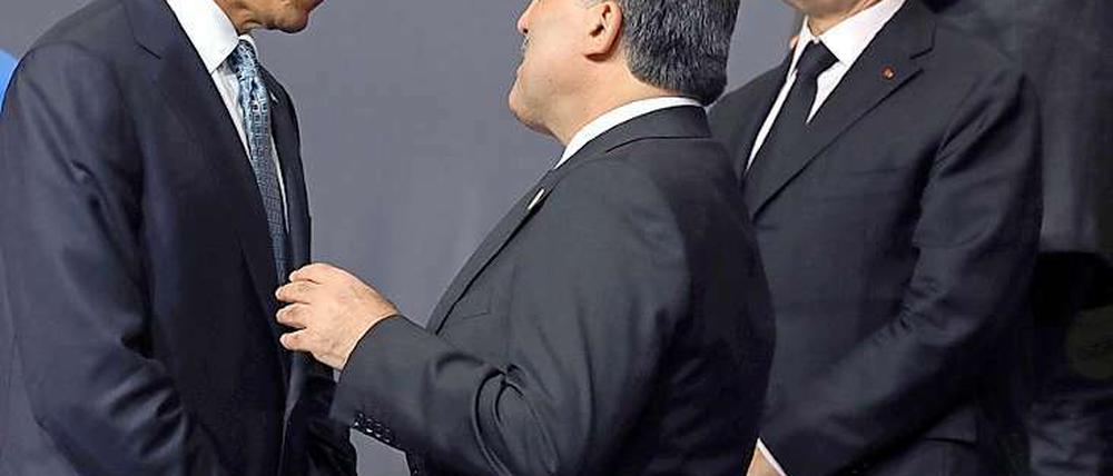 Der türkische Präsident Abdullah Gül unterhält sich auf dem Natogipfel mit Barack Obama, Nicolas Sarkozy schaut skeptisch.