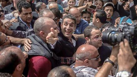 Bassem Youssef, der bekannteste Satiriker Ägyptens, muss sich wegen angeblicher Beleidung des Präsidenten Mohammed Mursi vor Gericht verantworten.