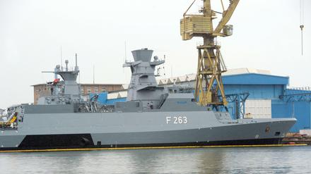 Ein Schiff in der Peene-Werft der Lürssen-Gruppe in Wolgast. Hier wurden bisher Patrouillenboote für Saudi-Arabien produziert.