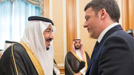 Der saudische König Salman beim Handeschütteln mit dem italienischen Premier Matteo Renzi. Immer wieder hofiert Europa den König.